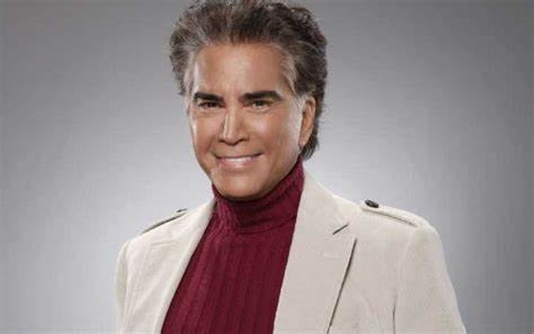 El artista fue obligado a bajarse de un avión. El artista fue obligado a bajarse de un avión.