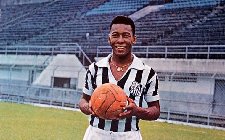 A cuatro meses de cumplir 17 años, el delantero Pelé debutó en la selección de Brasil