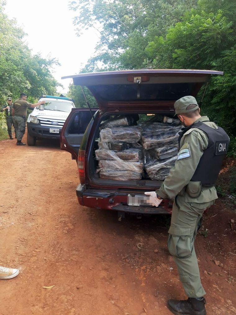 De tierra Los narcotraficantes prefieren los caminos aislados que cruzan la selva.