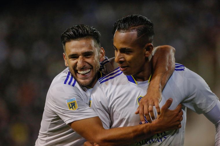 El Toto Salvio se cuelga de Villa para fesjetar. Foto: Télam