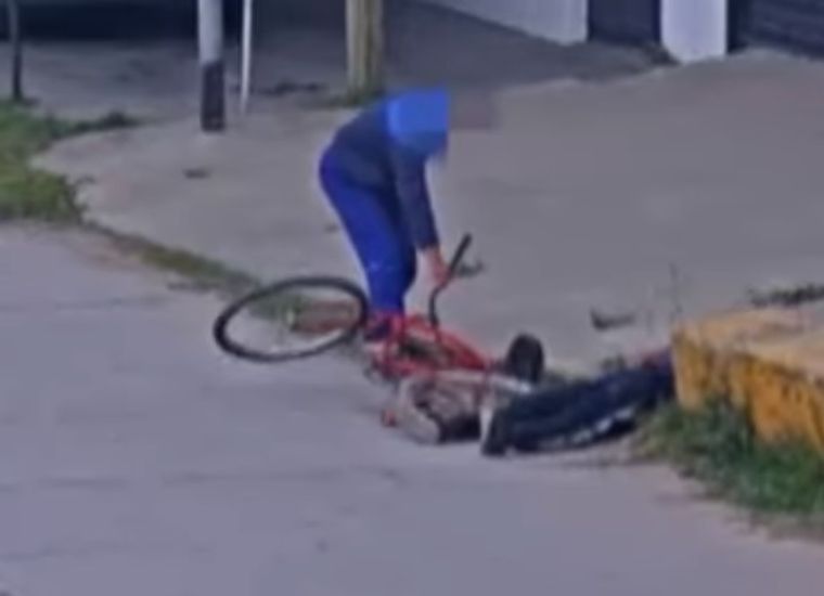 El momento en que le roban la bicicleta al hombre desvanecido