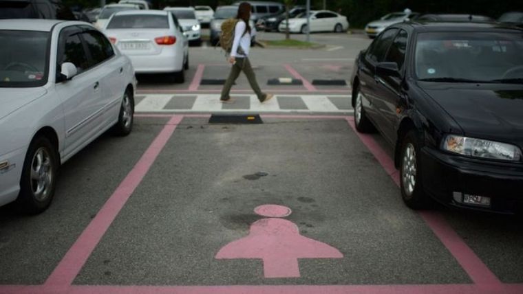 Seúl introdujo puestos de estacionamiento solo para mujeres en 2009. Foto: GETTY IMAGES