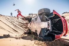 El auto de Loeb tras el fuerte golpe. Foto: @dakar