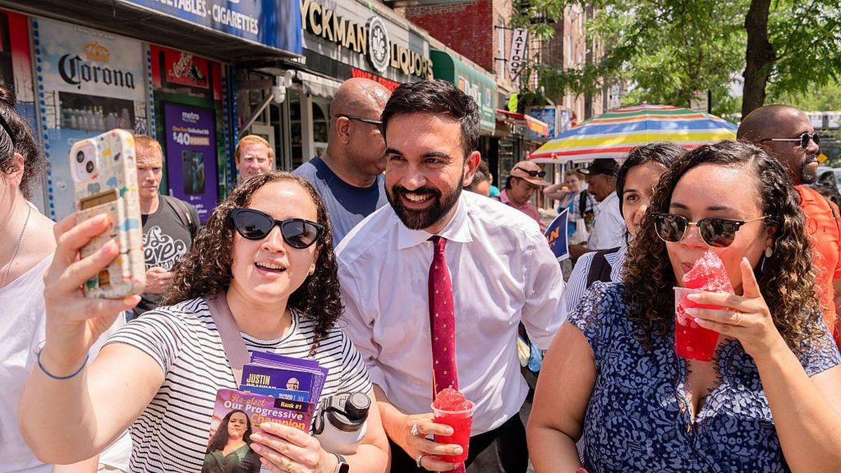 Quién es Zohran Mamdani, el joven socialista y musulmán que venció a uno de los de los más experimentados políticos demócratas en la candidatura por la alcaldía de Nueva York