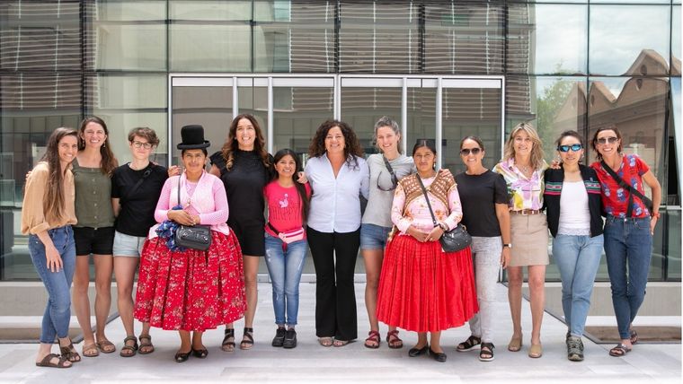 La ministra de Cultura y Turismo de Mendoza, Nora Vicario, recibió al grupo de mujeres en la previa de la expedición. Foto: PRENSA GOBIERNO DE MENDOZA