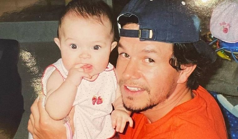 Así se veía Ella cuando era una niña, en brazos de su padre Mark Wahlberg.