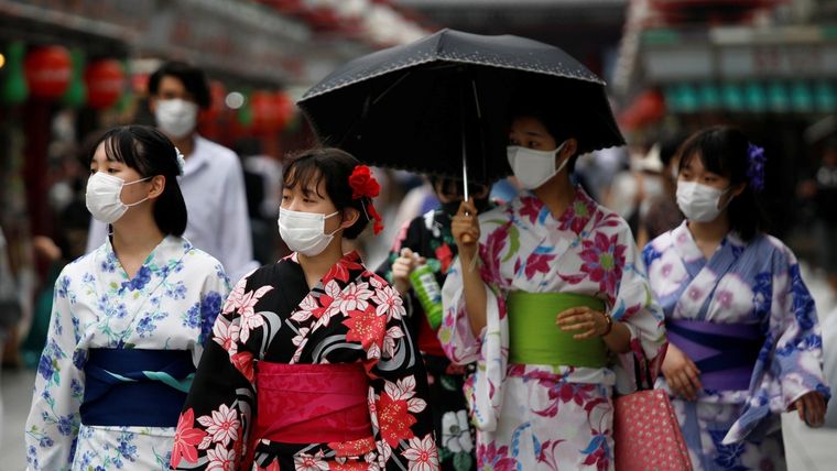 Cuatro jóvenes vestidas con kimonos y con mascarillas en la calle Nakamise, popular punto turístico de Tokio. Foto: RT
