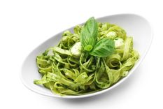 Tallarines con pesto de rúcula Una receta simple y deliciosa para hacer en pocos minutos. Foto: Shutterstock