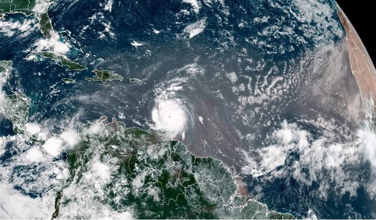 Beryl seguirá un par de días más su curso, hasta desaparecer. Foto: Efe.