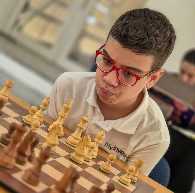 El joven Oro cayó en Rusia y no pudo convertirse en el Gran Maestro más joven en la historia del Ajedrez. El joven Oro cayó en Rusia y no pudo convertirse en el Gran Maestro más joven en la historia del Ajedrez.