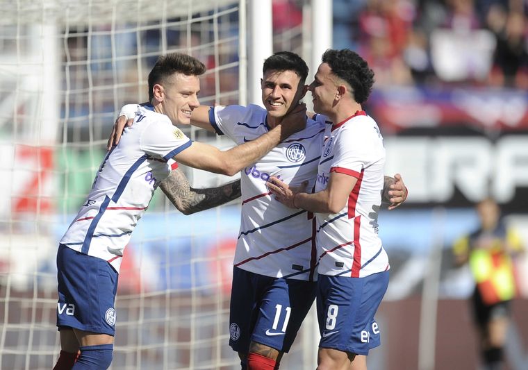 Bareiro celebra uno de sus goles. El partido se disputó en el Nuevo Gasómetro. Foto: Télam