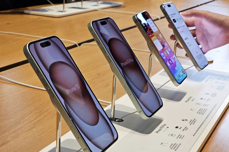 El diseño de titanio hace que este iPhone sea ligero y resistente. El diseño de titanio hace que este iPhone sea ligero y resistente.