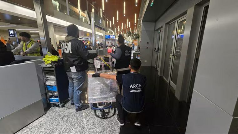 Una investigación permitió desarticular una organización criminal dedicada al tráfico internacional de cocaína mediante encomiendas aéreas enviadas desde Ezeiza.