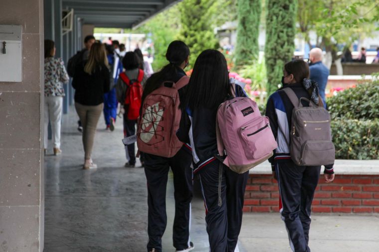 En los días siguientes aparecieron mensajes en escuelas de Mendoza, Córdoba, Tucumán y Buenos Aires con una lógica idéntica: En los días siguientes aparecieron mensajes en escuelas de Mendoza, Córdoba, Tucumán y Buenos Aires con una lógica idéntica: