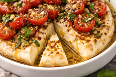 verano keto: esta provoleta fria con hierbas y tomates se ganara tu corazon