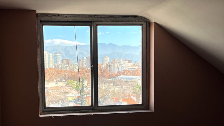 La vista: el oeste de la Ciudad y la cordillera de los Andes de fondo. La vista: el oeste de la Ciudad y la cordillera de los Andes de fondo.