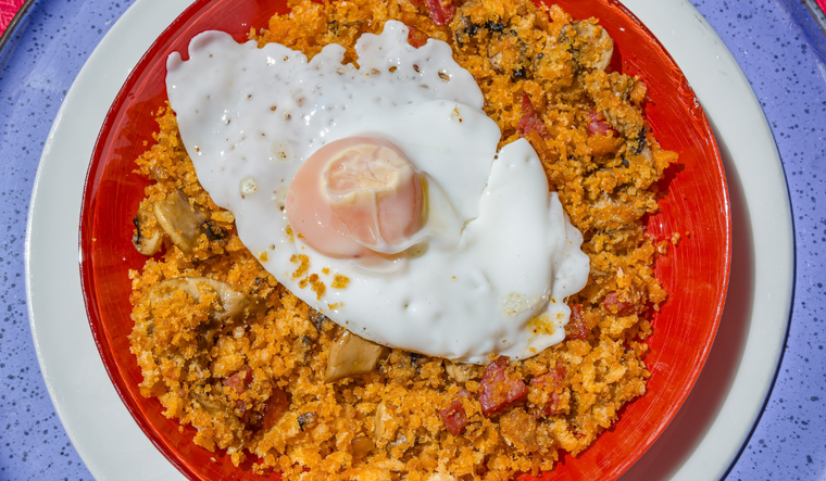 Las migas surgieron como un plato de aprovechamiento entre pastores y campesinos, quienes reutilizaban el pan duro para crear una receta sustanciosa durante sus largas jornadas en el campo.