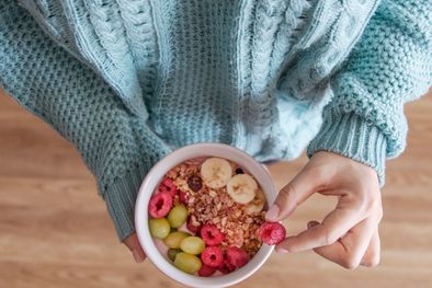 MDZol | Los increíbles beneficios de la avena y por qué deberías incluirla en tu dieta Puedes consumir yogur con avena y frutas. Foto: Archivo