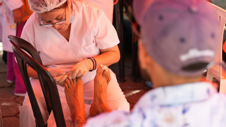 El podólogo puede detectar precozmente indicios de distintas dolencias de la salud general que se manifiestan en las extremidades inferiores.