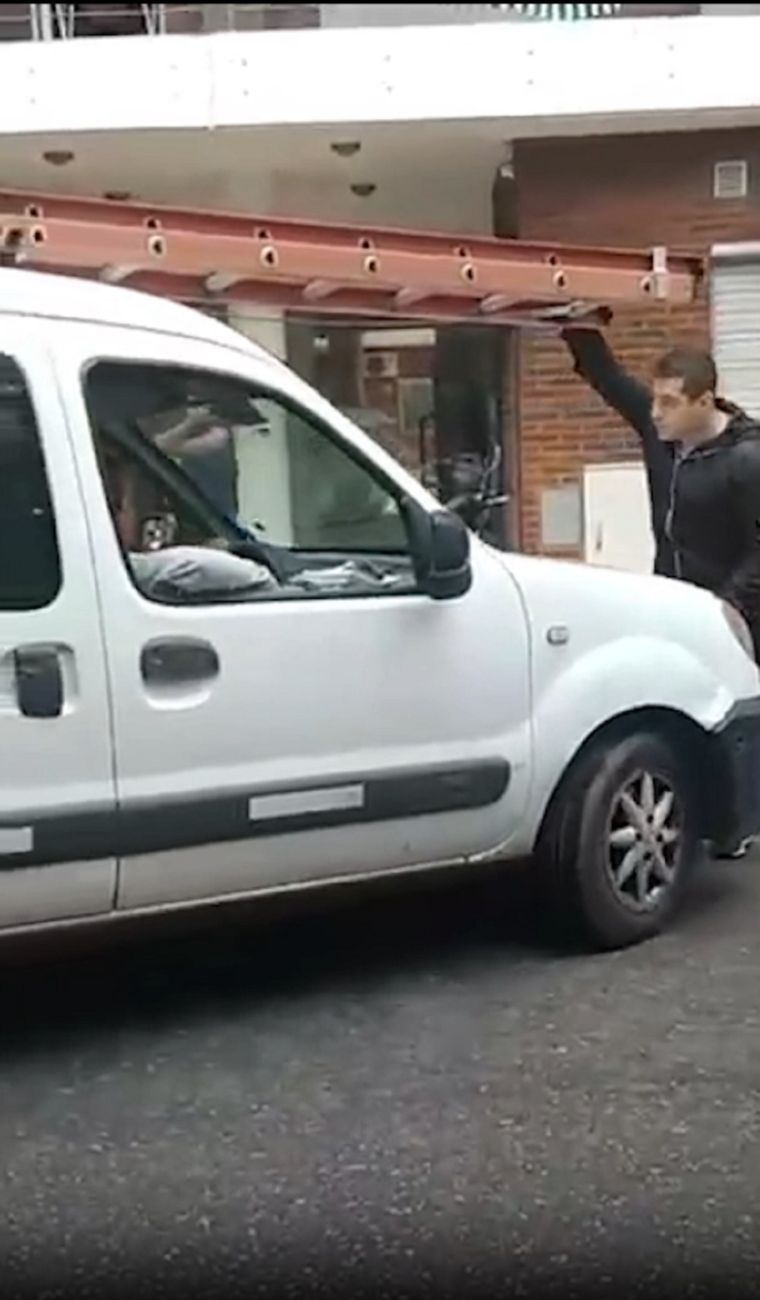 El taxista fue violentamente atacado Foto: Captura de video