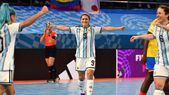 La mendocina Anita Ontiveros celebra el triunfo argentino. La mendocina Anita Ontiveros celebra el triunfo argentino.