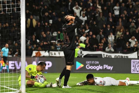 Mendia se lamenta. El defensor de Platense tuvo el 3-1 que llevaba la serie a los penales, pero el experimentado arquero Fabio se quedó con el balón y las ilusiones del Calamar.