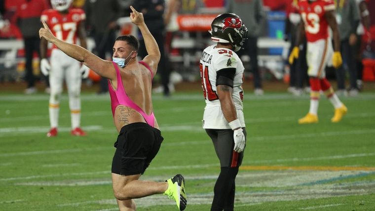 Yuri Andrade, de 31 años, ganó 375 mil dólares por invadir el campo. Foto: Fox Sports