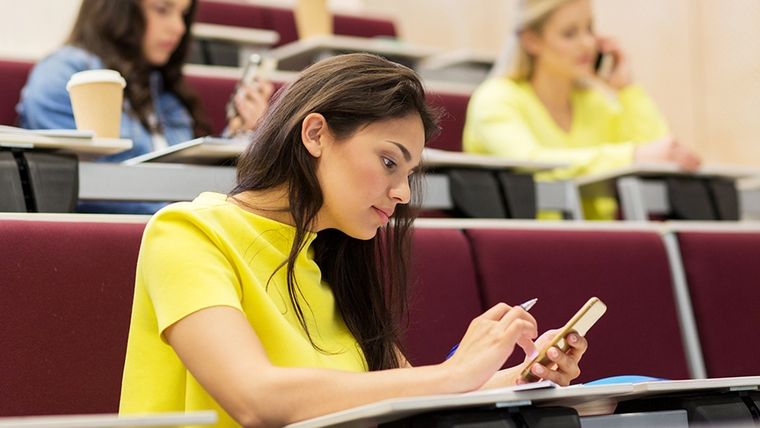 Las mujeres, si bien utilizan menos apps, son más cuidadosas de la seguridad móvil. Foto: CHero.