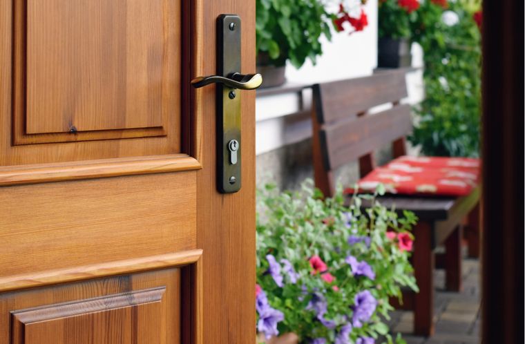 Así puedes limpiar la puerta con distintos ingredientes caseros. Foto: Shutterstock