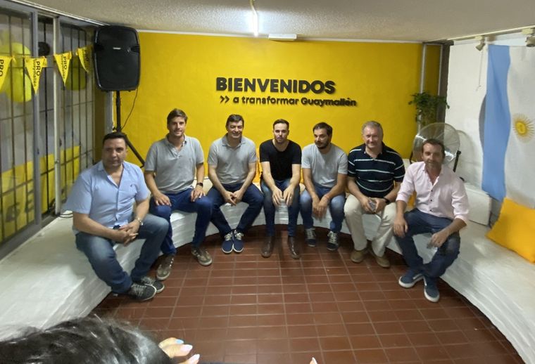 Carosio sentado junto a Omar De Marchi en el PRO de Guaymallén