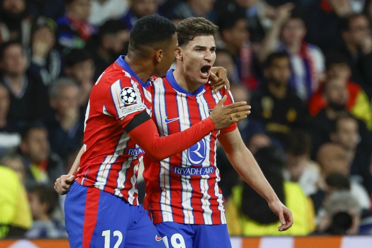 Un histórico árbitro del fútbol argentino se refirió al polémico penal de Julián Álvarez. Foto: EFE