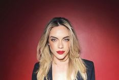 Emilia Attias impone estilo con una campera violeta intensa. Foto: Instagram