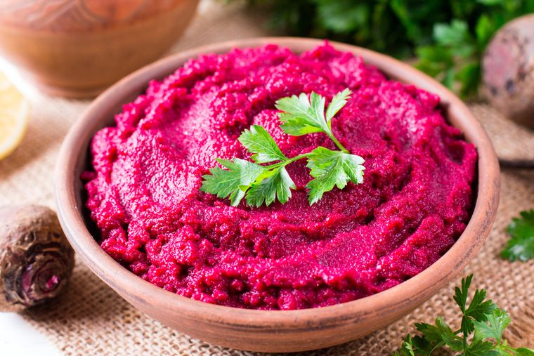 Receta paso a paso de hummus de remolacha casero: color, sabor y nutrición.