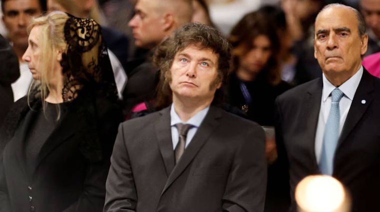 Javier Milei, junto a Karina Milei y Guillermo Francos. Foto: Reuters