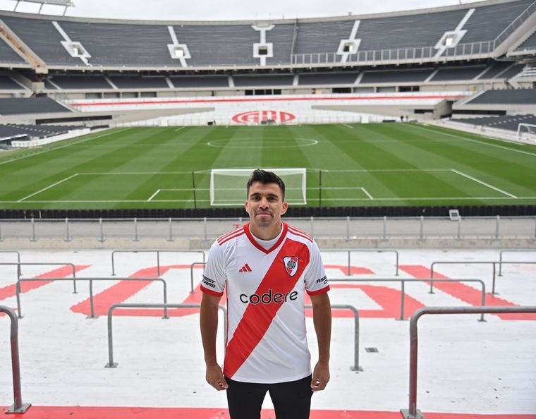 EL Huevo Acuña fue presentado en River. Foto: @RiverPlate