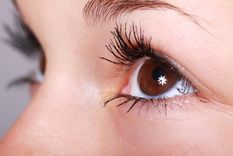 Hay muchas alternativas para lucir unas pestañas de ensueño sin tener que acudir a las postizas. Foto: Pixabay