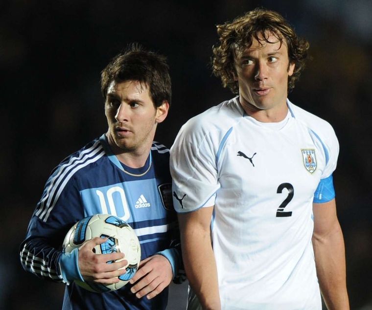 Messi y Lugano, durante la Copa América 2011. Foto: El Diario NY