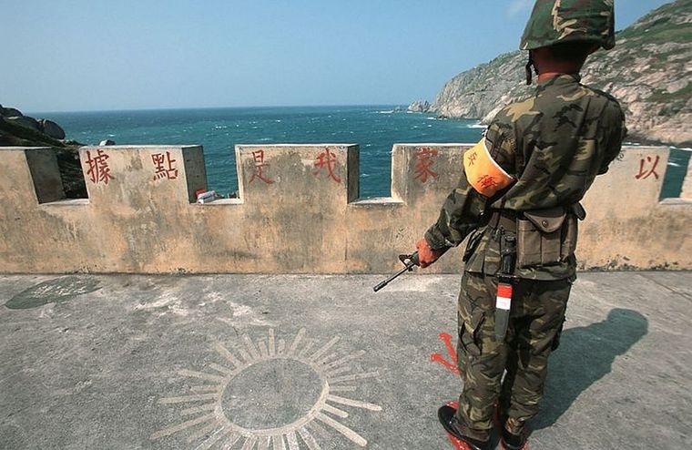Un soldado taiwanés vigila el estrecho de Taiwán desde la isla de Matsu. Foto: GETTY IMAGES