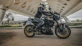 La nueva Suzuki GSX-8TT está equipada con el motor bicilíndrico en paralelo de 776 cm3 con doble árbol de levas en cabeza (DOHC), que destaca por ofrecer una gran respuesta desde bajas revoluciones.
