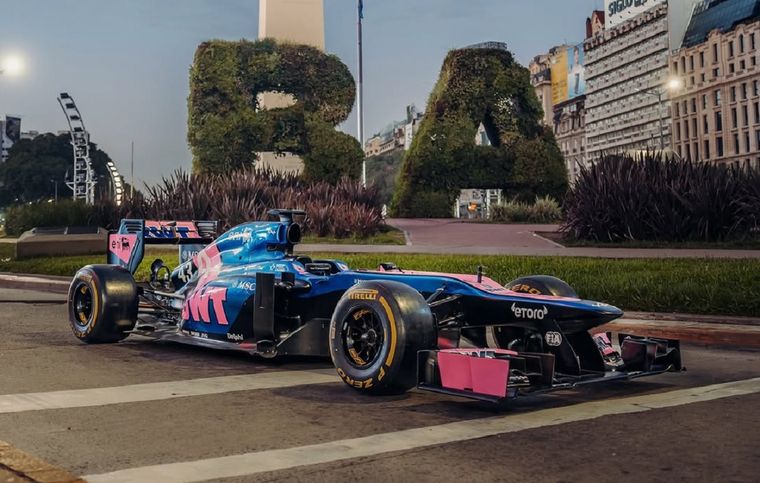 El monoplaza que conducirá Franco Colapinto fue exhibido en el Obelisco.