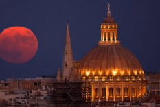 La superluna se alzó tras la cúpula de la Basílica de Nuestra Señora del Carmen en La Valeta, Malta. Foto: Archivo