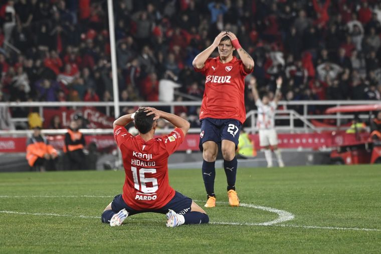 Los jugadores de Independiente lamentan el empate. Foto: FotoBaires.
