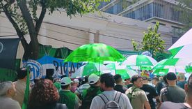 Mientras el Senado debatía la reforma laboral, sindicatos mendocinos marcharon y realizaron paros en rechazo al proyecto y por reclamos salariales. Mientras el Senado debatía la reforma laboral, sindicatos mendocinos marcharon y realizaron paros en rechazo al proyecto y por reclamos salariales.