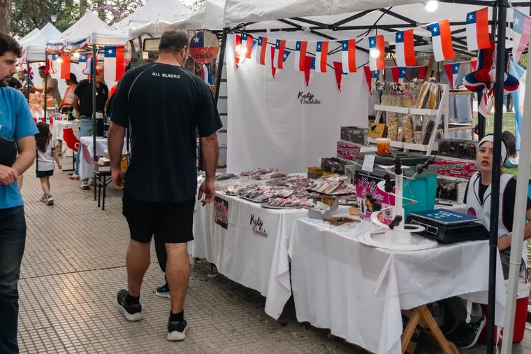 Hay más de 80 puestos de artesanos en la Plaza Chile. Hay más de 80 puestos de artesanos en la Plaza Chile.