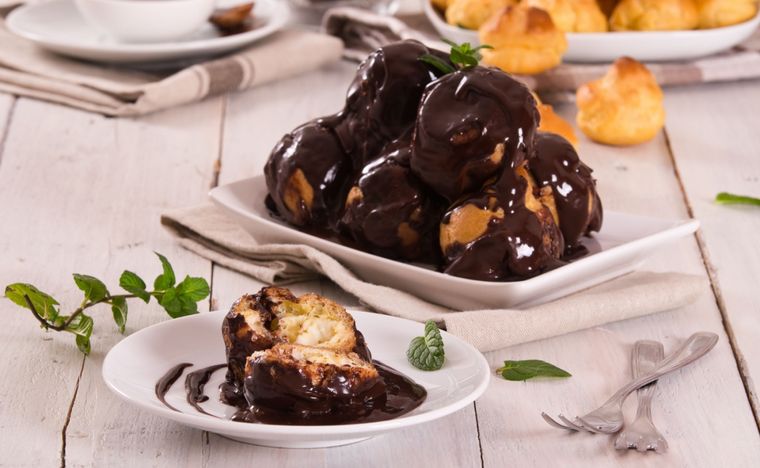 El chocolate que consumimos proviene del árbol de cacao del cual se extraen sus granos o semillas que vienen en vaina. Foto: Shutterstock