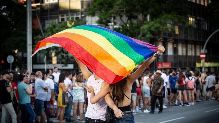 El joven colgó una bandera LGBT en su balcón y uno de sus vecinos lo atacó de forma cobarde y anónima