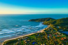 La Praia Rosa es una de las playas más elegidas para disfrutar en marzo antes de que termine el verano.