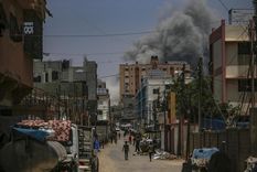 Una columna de humo se eleva tras un ataque aéreo durante la operación militar israelí en el campo de refugiados de Al Nusairat, en el centro de la Franja de Gaza, este sábado.- EFE/ Mohammed Saber