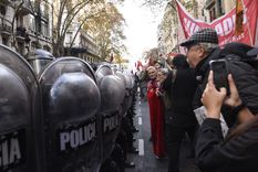 Como todos los miércoles, se llevó a cabo la marcha de jubilados y ahora los manifestantes se dirigen a la casa de Cristina Kirchner