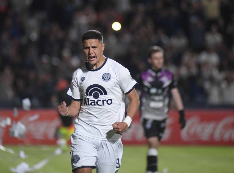 Arce y un gol clave para las aspiraciones de Independiente Rivadavia. Foto: Télam